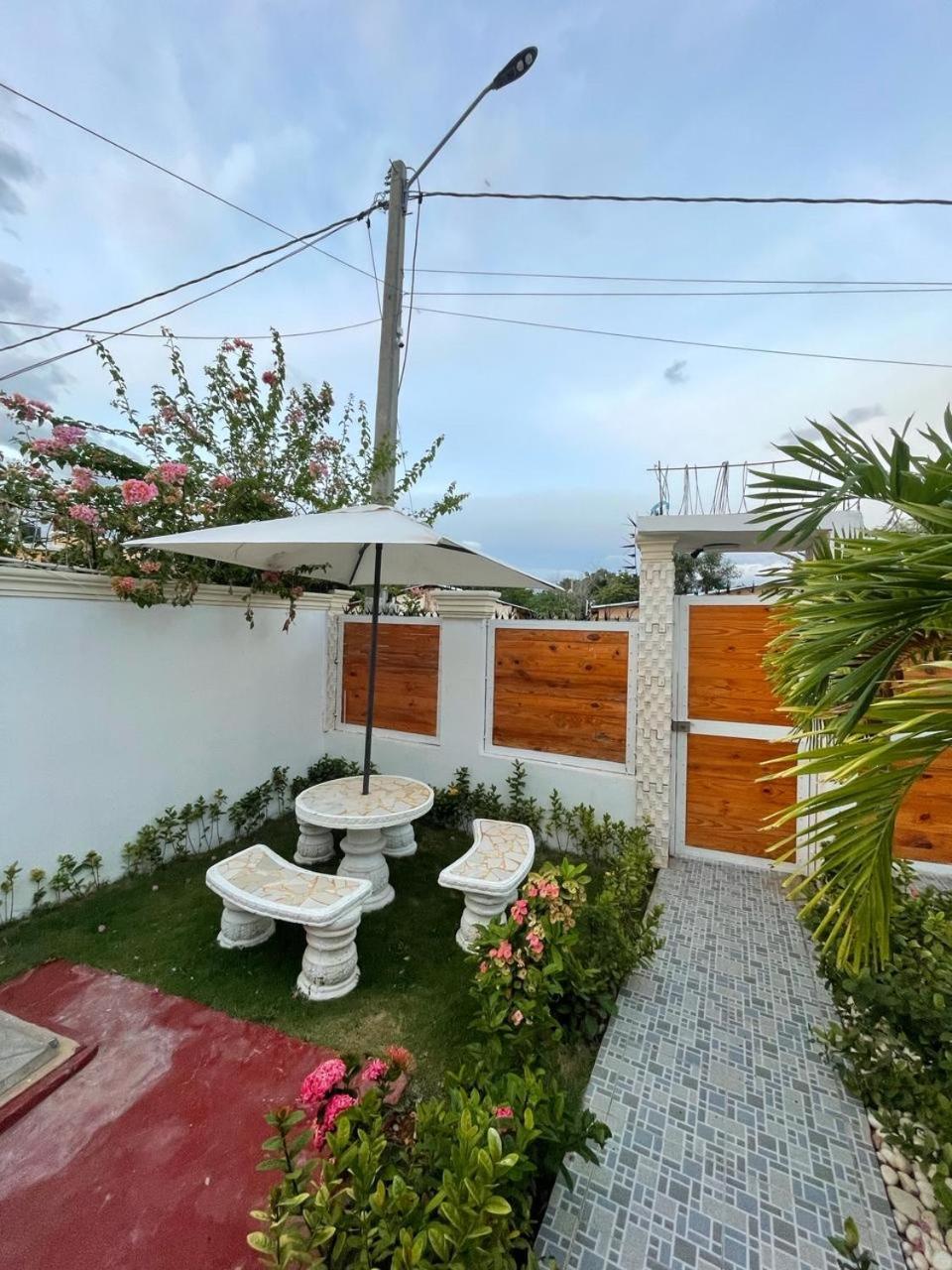Villa Confortable De 2 Habitaciones เปเดร์นาเลส ภายนอก รูปภาพ